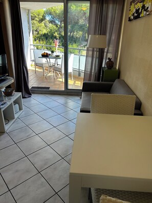 Appartement 2 pièces 2 personnes Climatisé | Coin séjour | Télévision de 40 cm avec chaînes par câble, table de tennis de table