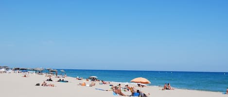 Una spiaggia nelle vicinanze