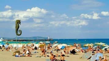 Una spiaggia nelle vicinanze