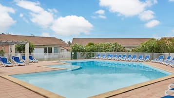 2 outdoor pools