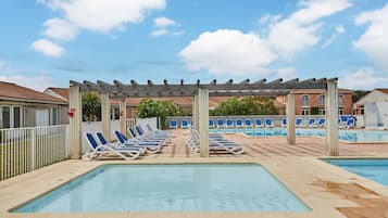2 outdoor pools