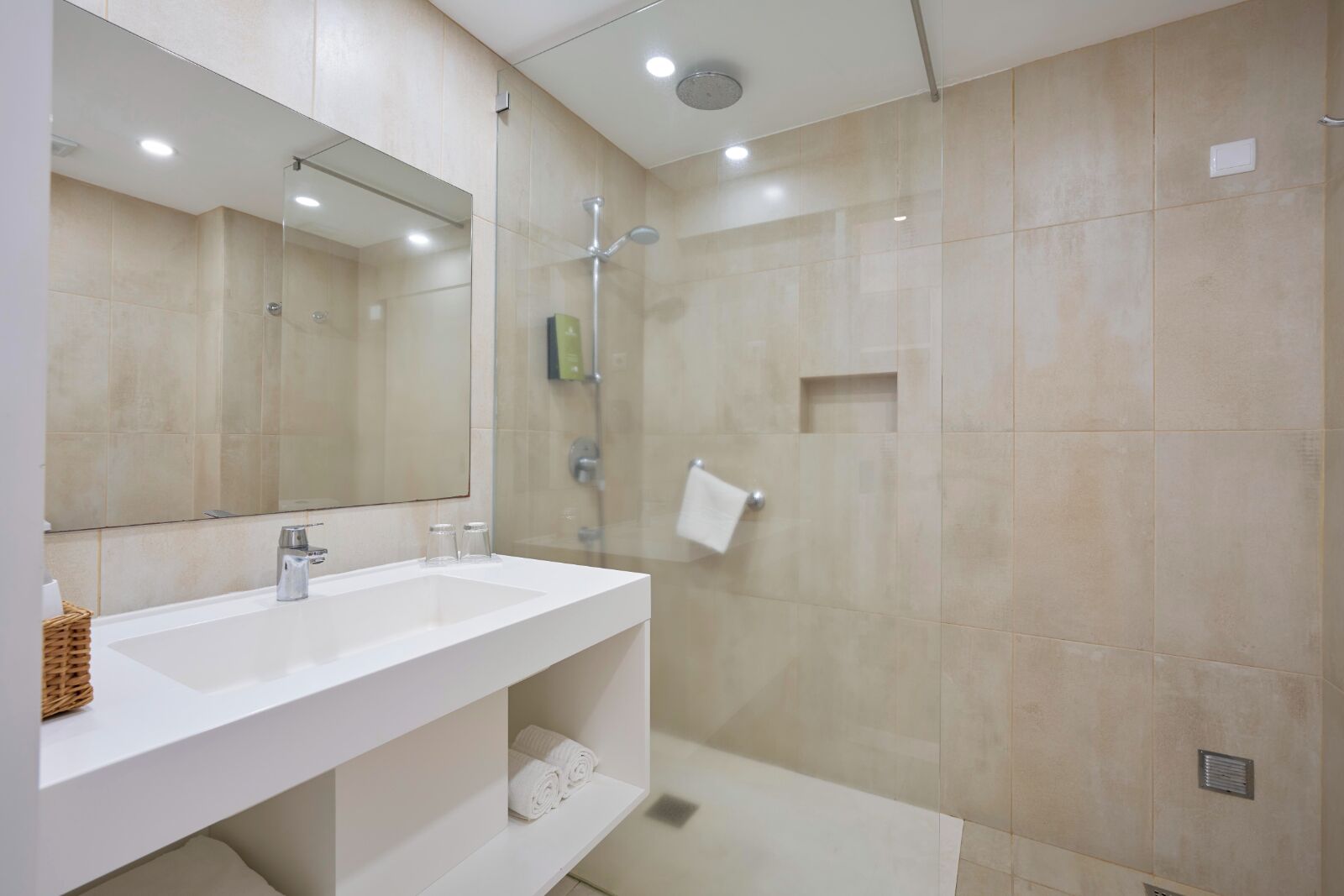 basic double or twin room | minibar, in-room safe, desk, blackout curtains