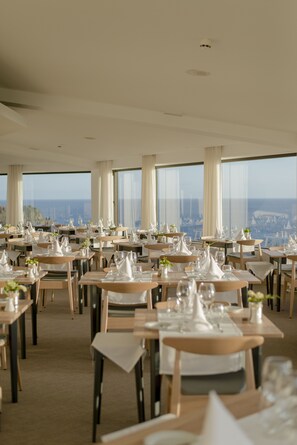 Breakfast, lunch, dinner served; pool views