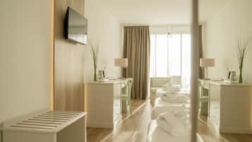 Chambre Familiale | Minibar, coffres-forts dans les chambres, bureau, rideaux occultants