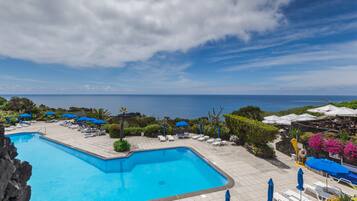 Junior-Suite | Pool | Außenpool, Sonnenschirme, Liegestühle