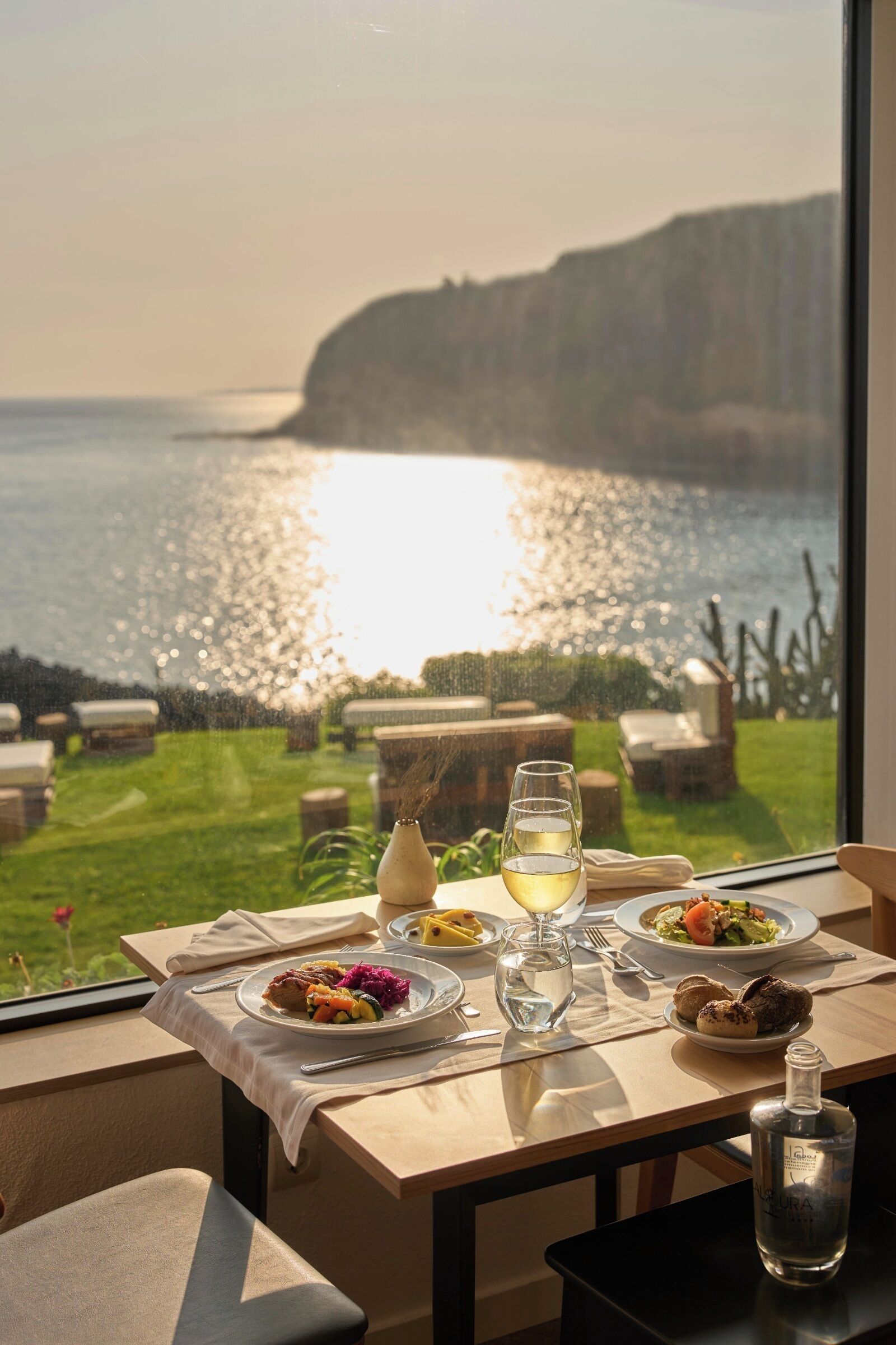 Petit déjeuner, déjeuner et dîner servis sur place, vue sur la piscine