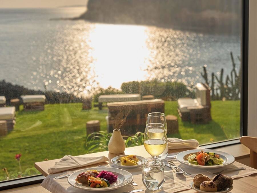 Serveert ontbijt, lunch, diner, uitzicht op het zwembad