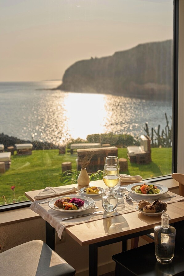 Petit déjeuner, déjeuner et dîner servis sur place, vue sur la piscine