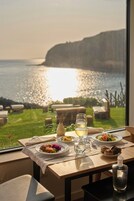 Serviço de café da manhã, almoço, jantar; vistas para a piscina