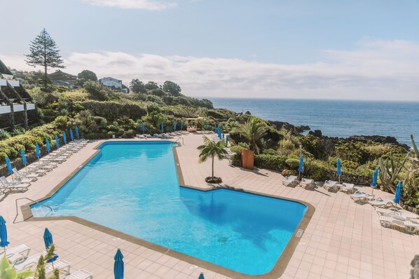 Outdoor pool, pool umbrellas, sun loungers
