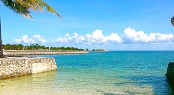 Una playa cerca, arena blanca, vóleibol de playa, kayak