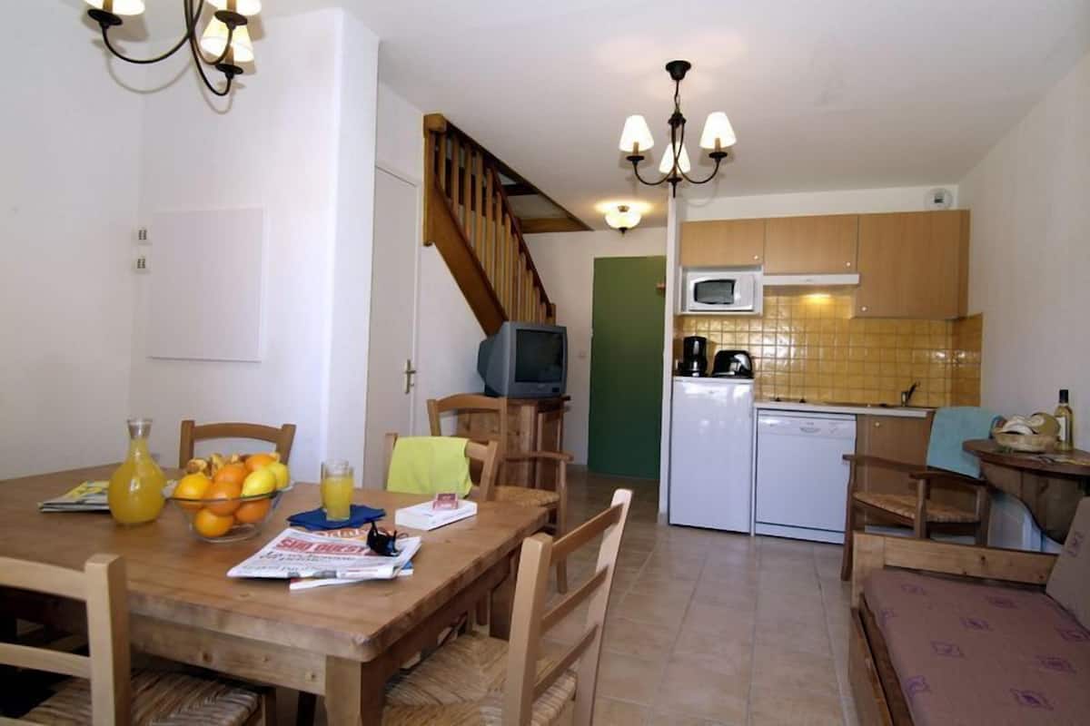 Full-size fridge, microwave, stovetop, dishwasher