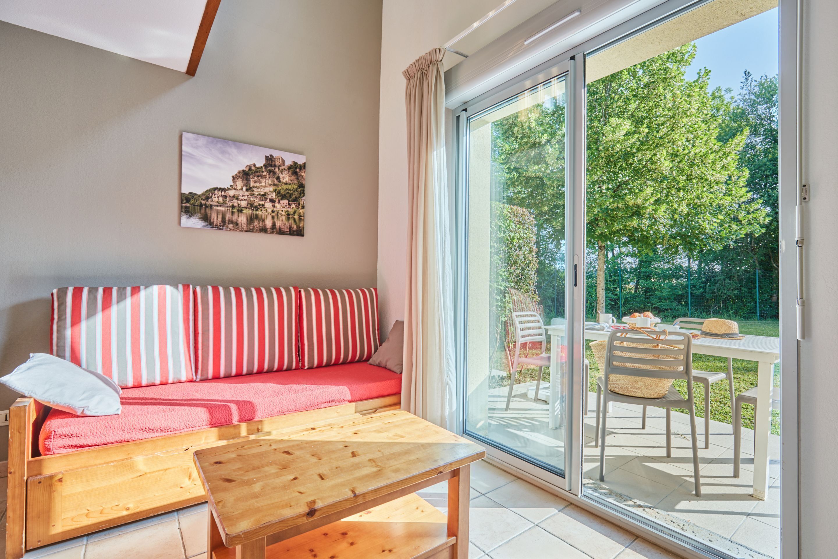 Setrika/meja setrika dan tempat tidur bayi (biaya tambahan)