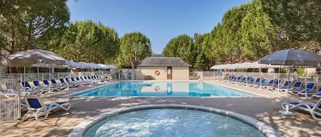 Piscine extérieure (ouverte en saison)