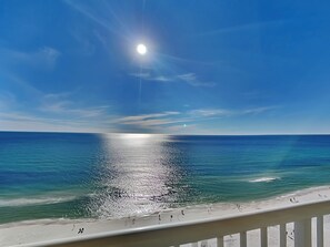 Apartment, Mehrere Betten, Meerblick (T1 1410 - No Pets) | Strand | Am Strand, Sonnenschirme