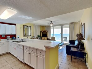 Appart'hôtel, 1 grand lit et 1 canapé-lit, vue océan (T1 715 - No Pets) | Cuisine privée | Cafetière/bouilloire