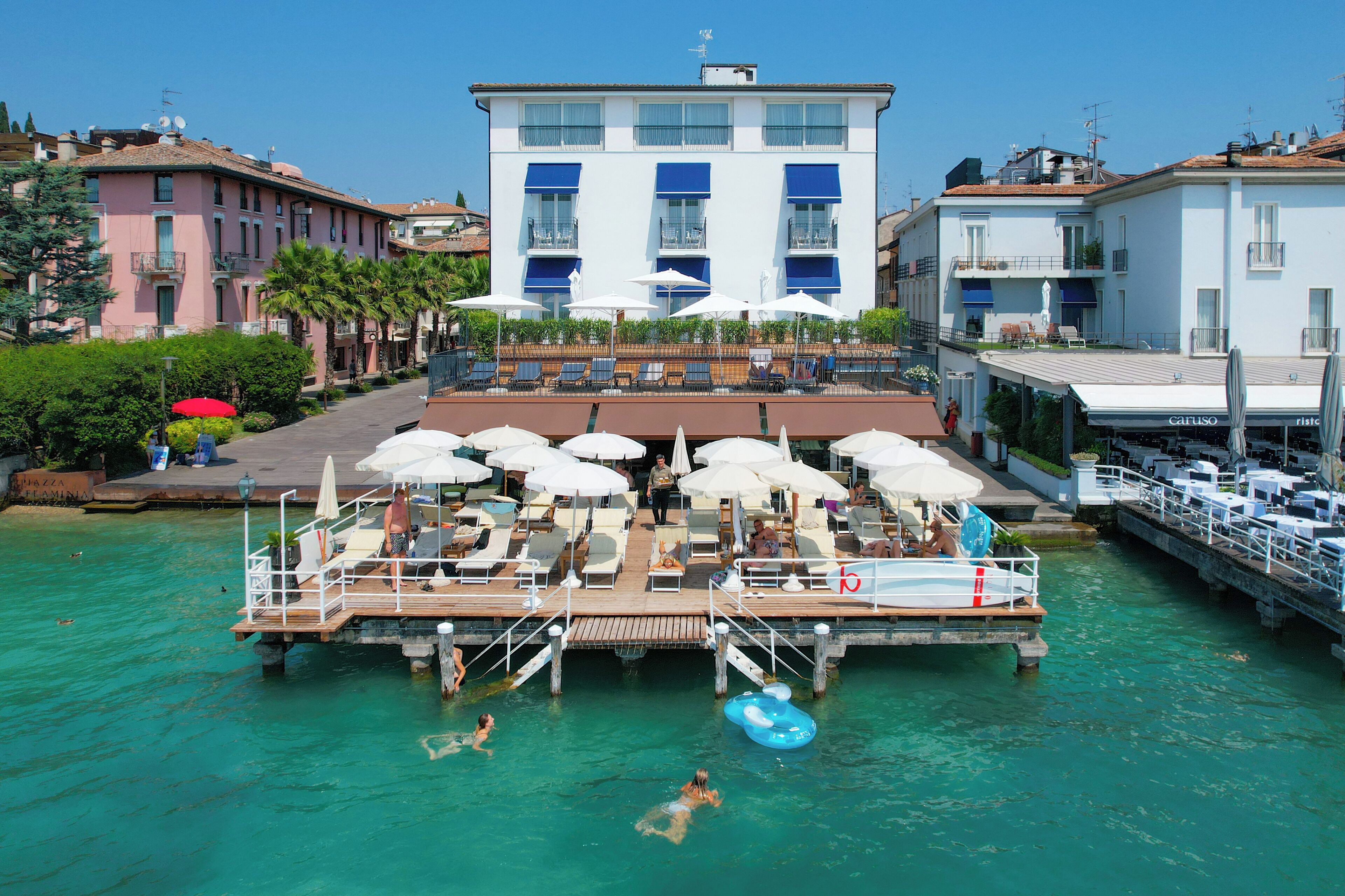 Privatstrand, schwarzer Sandstrand, Liegestühle, Sonnenschirme