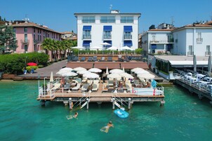 私家海滩、黑沙、沙滩椅、海滩遮阳伞