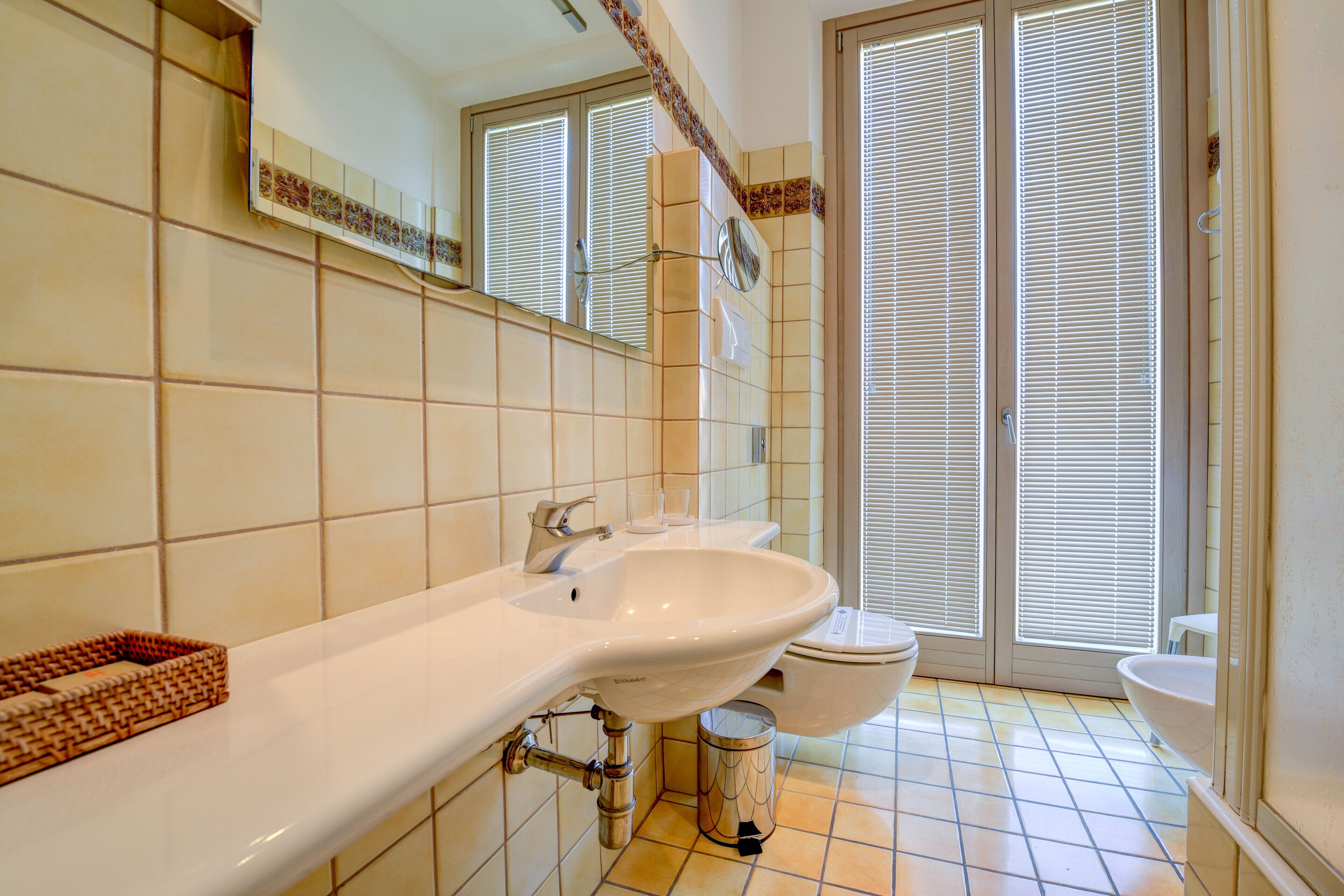 deluxe room, balcony, lake view | bathroom | hair dryer, bidet, towels