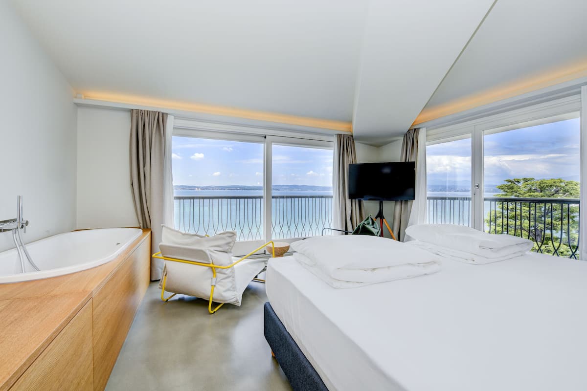 junior suite, lake view | down duvets, minibar, in-room safe, desk