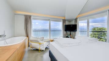 Suite Junior, pemandangan danau | Selimut bulu angsa, minibar, brankas, dan meja kerja