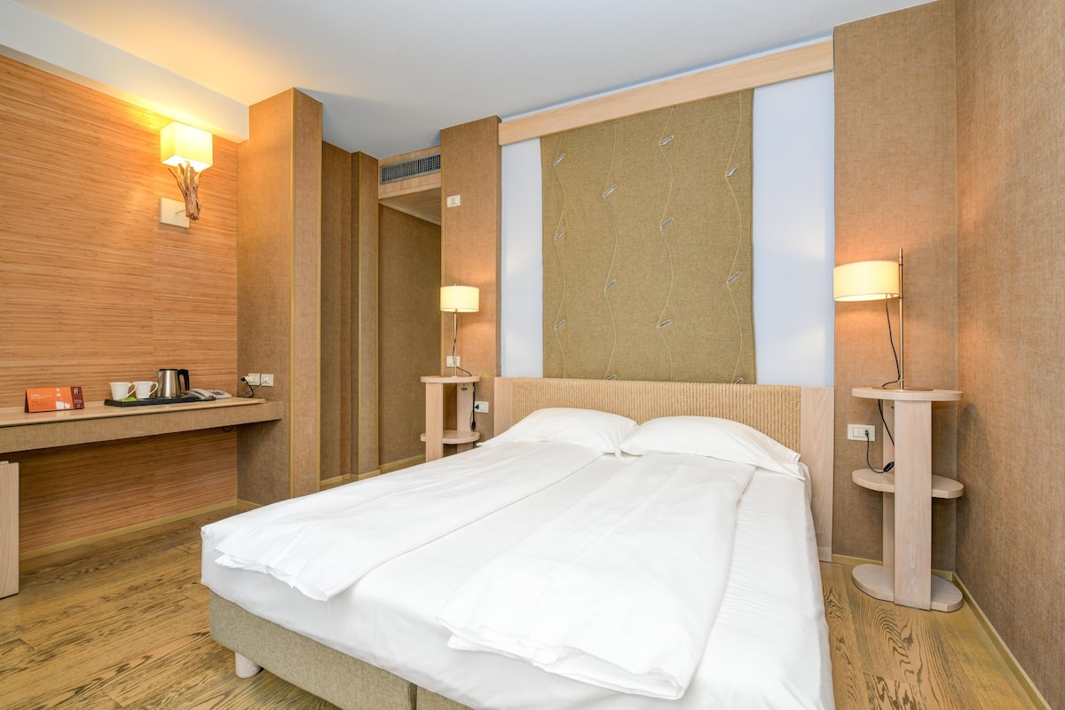 Comfort Double Room, Annex Building | Down comforters, minibar, in-room safe, desk