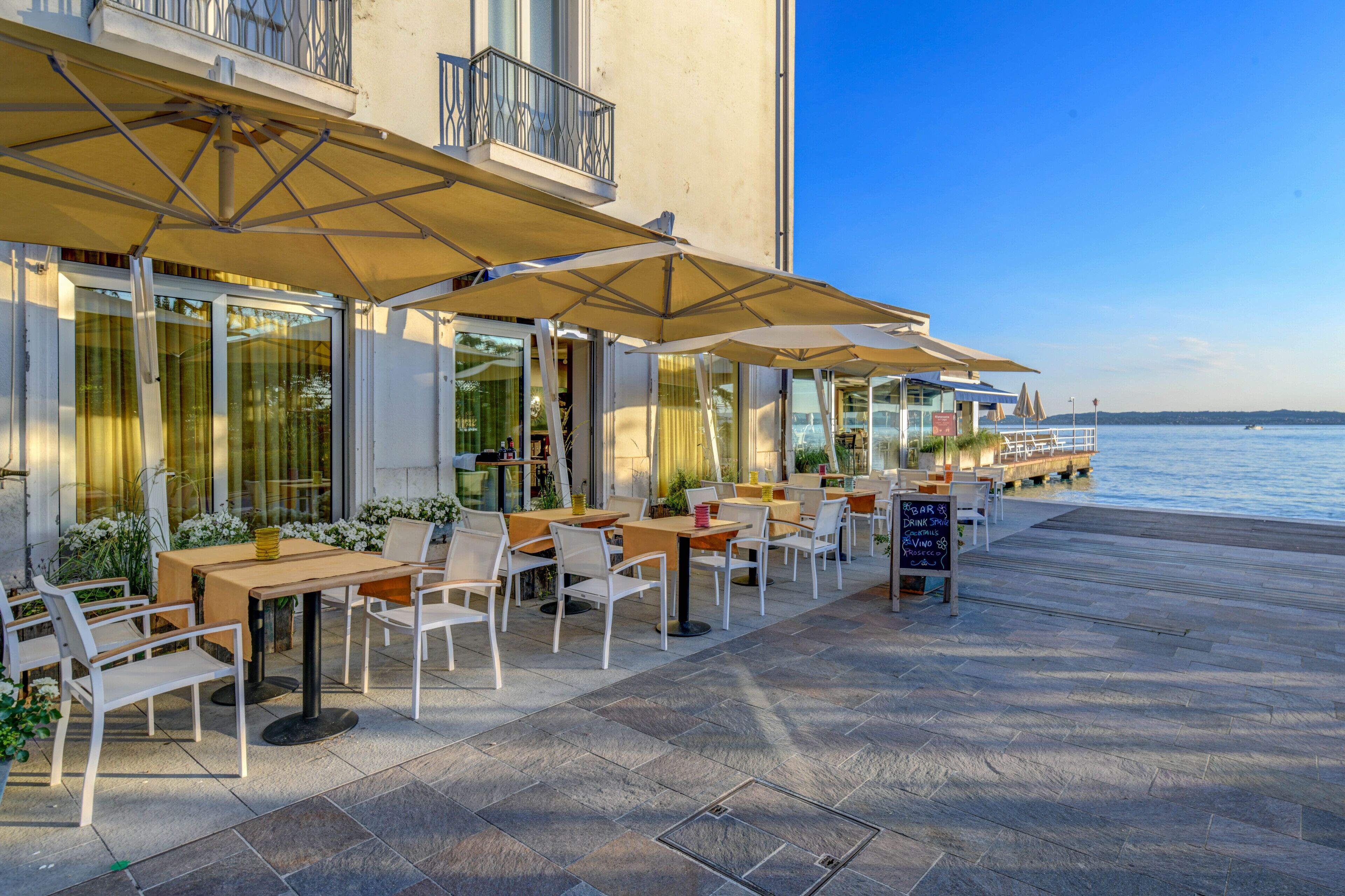 2 restaurants, lunch, dinner served; Italian cuisine 