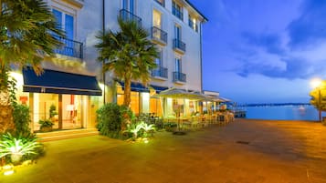 2 restaurants servant le déjeuner et le dßner, plats Cuisine italienne