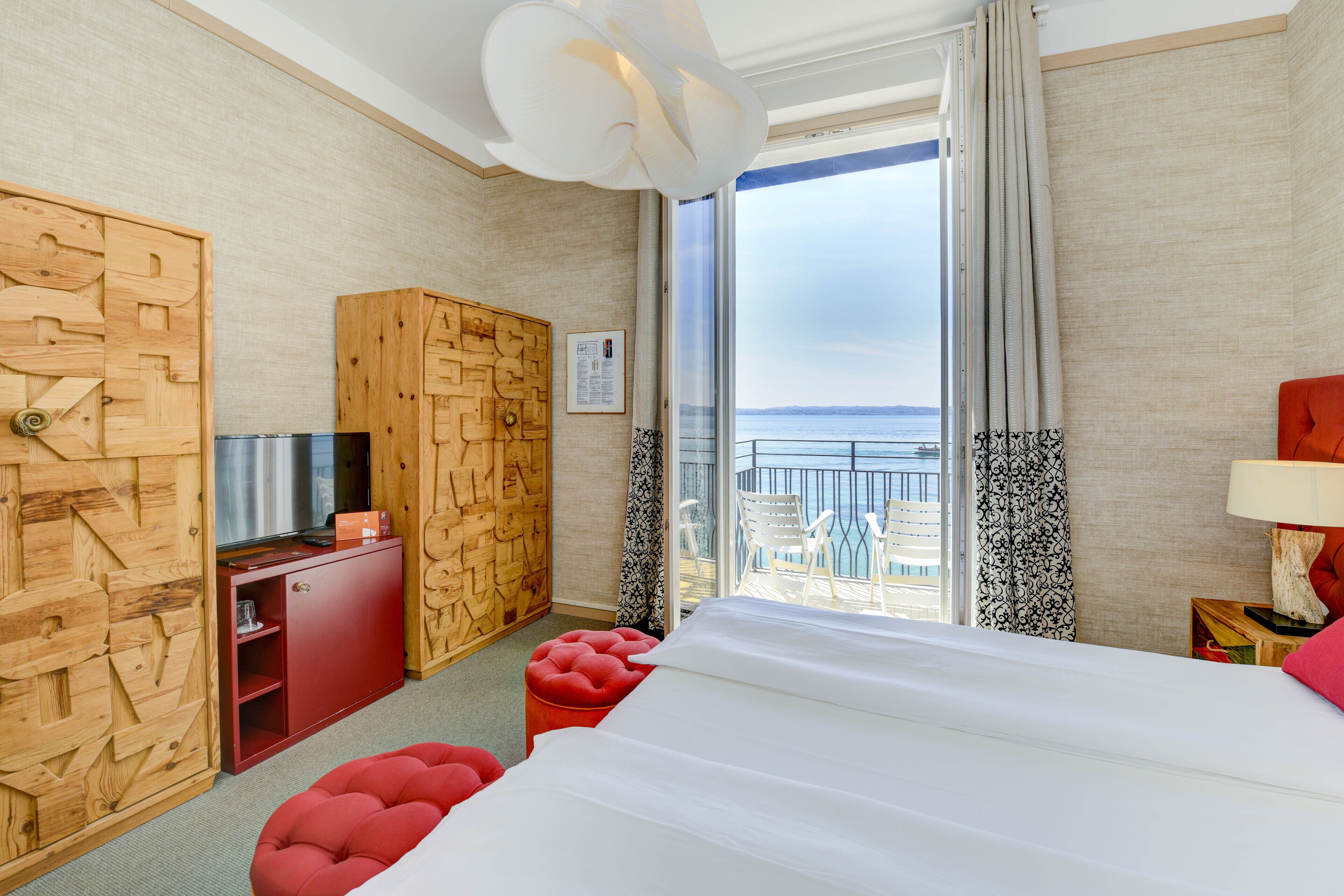 deluxe room, balcony, lake view | down duvets, minibar, in-room safe, desk