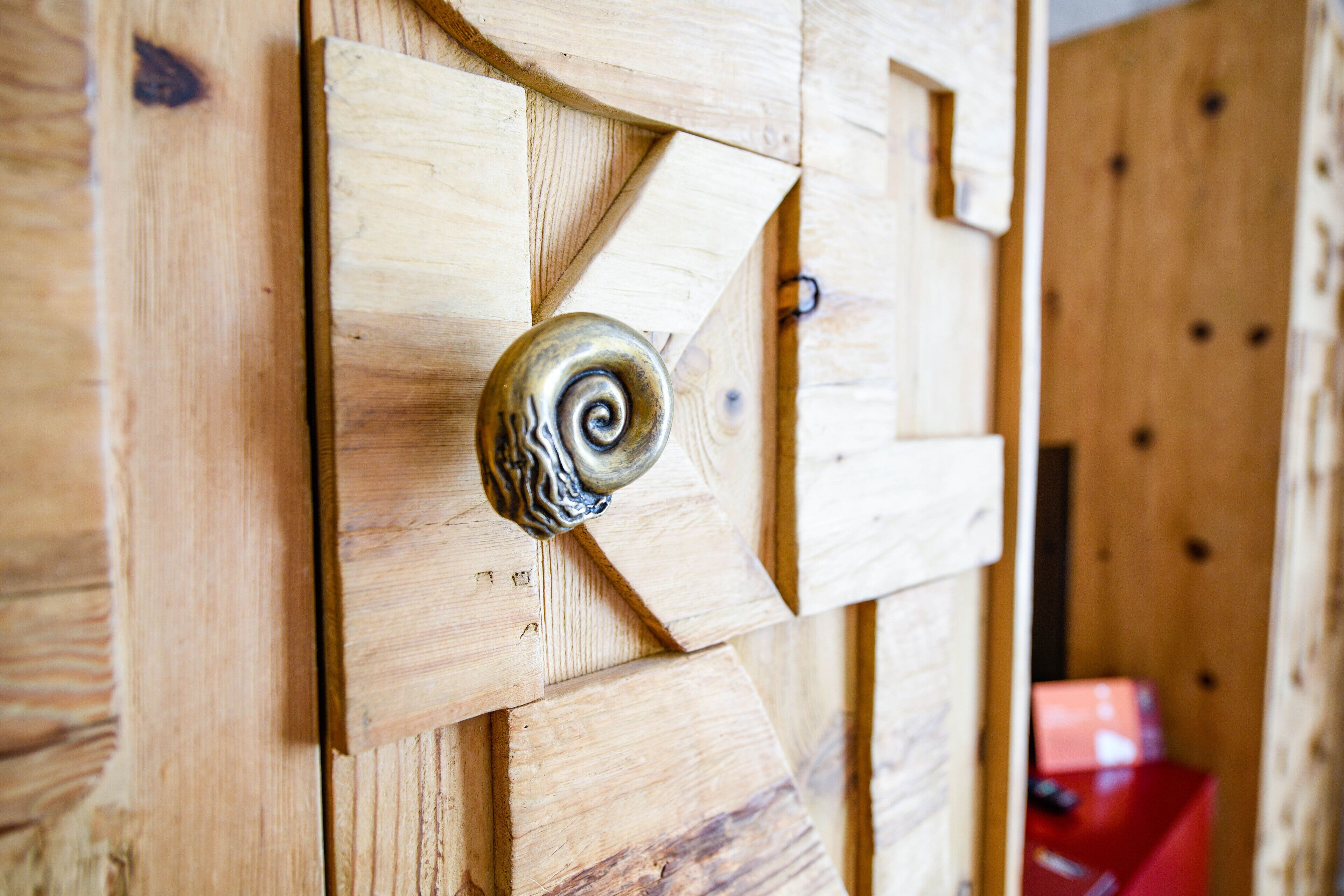 deluxe room, balcony, lake view | down duvets, minibar, in-room safe, desk