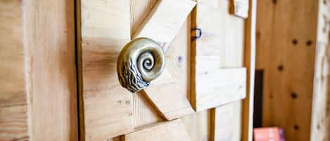 Una puerta de madera con un tirador metálico decorativo.