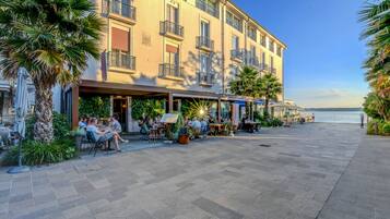 2 restaurantes, se sirven comidas, cenas y cocina italiana