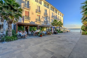 2 間餐廳,供應午餐和晚餐,義大利料理