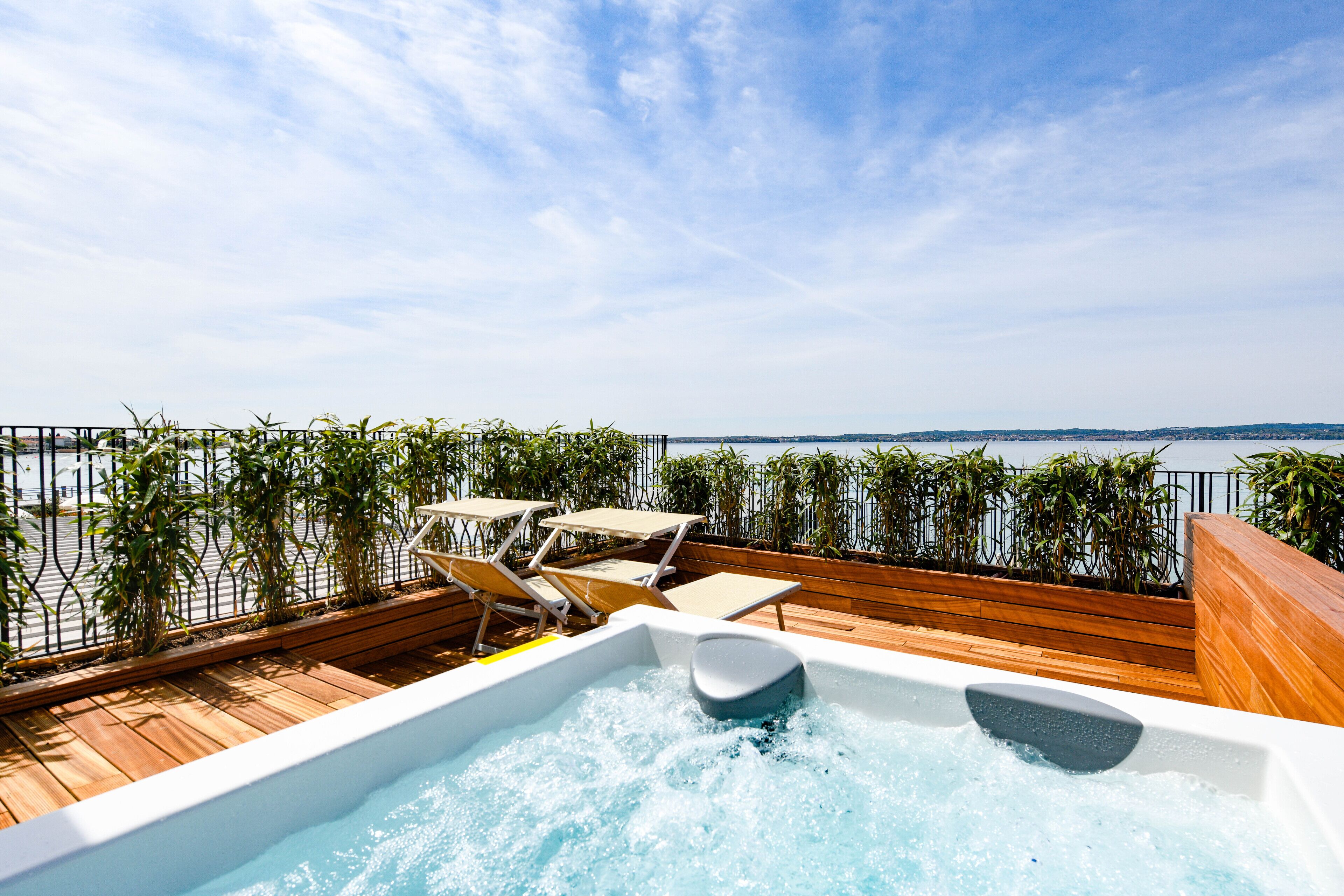 Double Room, Hot Tub (Vista) | Down duvets, minibar, in-room safe, desk