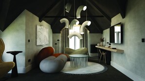 Un interior moderno con techo abovedado, una mesa redonda y una gran escultura abstracta.