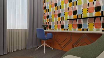 Una habitación de hotel moderna con un ventanal grande, una silla azul, un pared con un diseño abstracto y un periódico sobre una mesa.