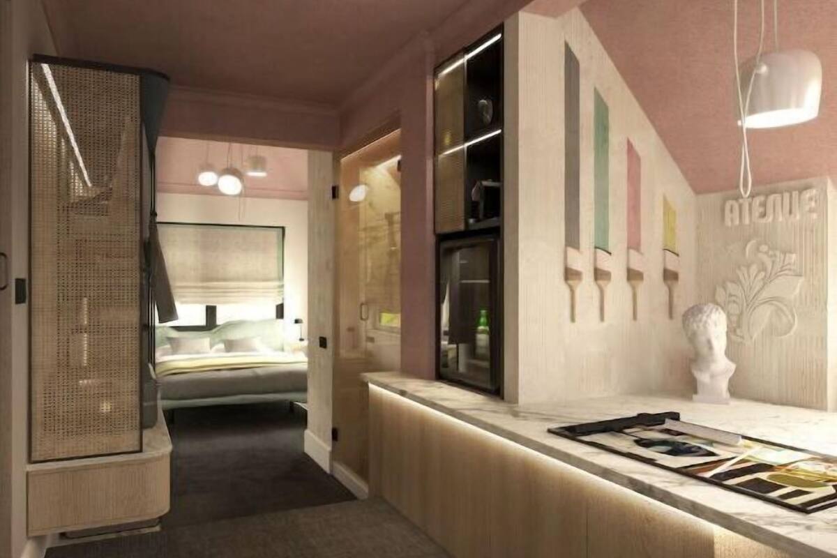 Ropa de cama de alta calidad, edredones de plumas, minibar y caja fuerte