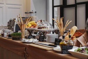 Bữa sáng buffet hàng ngày (450 UAH/mỗi người) 