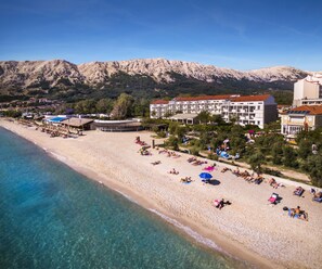 On the beach, sun-loungers, beach umbrellas - Sunny Baška Residence by Valamar, ex Zvonimir (Baska)