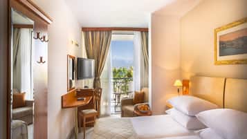 Room for 2+1 Seaview | Bar mini, peti besi dalam bilik, meja, langsir/tirai gelap terus