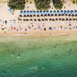 Plage, chaises longues, parasols