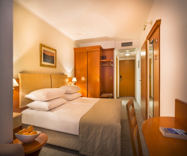 Room for 2+1 Seaview | มินิบาร์, ตู้นิรภัยในห้องพัก, โต๊ะทำงาน, ผ้าม่านกันแสง