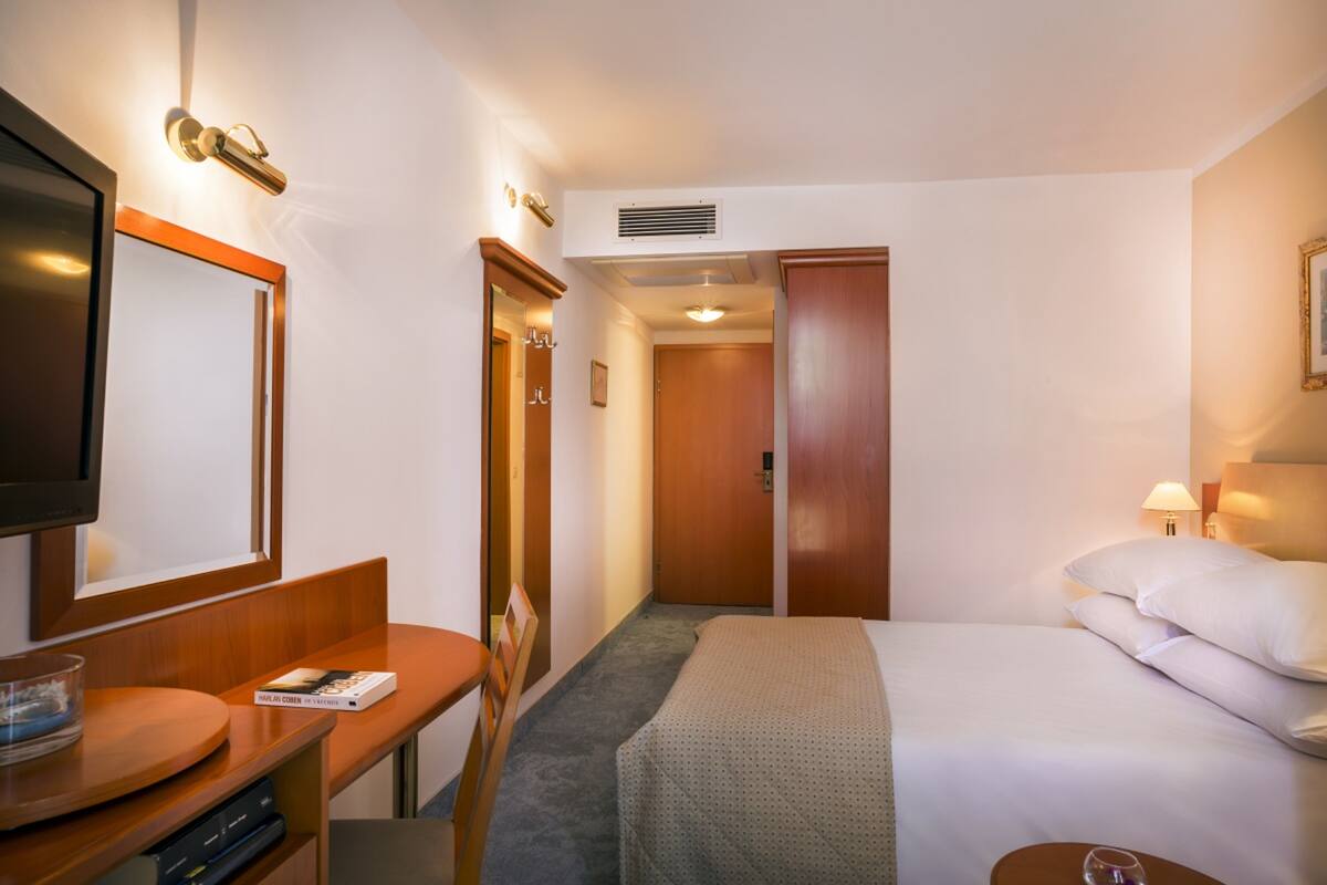 Room Seaside 1+1 | Minibar, in-room safe, desk, blackout curtains