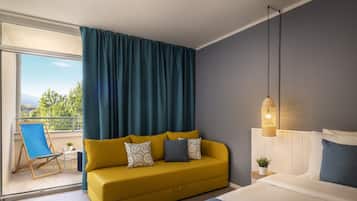 Room for 3 | Minibar, in-room safe, desk, free WiFi