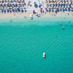 Plage, chaises longues, parasols, beach-volley