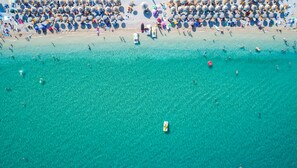En la playa, camastros, sombrillas y vóleibol de playa