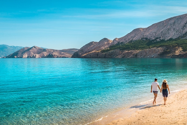En la playa, camastros y sombrillas