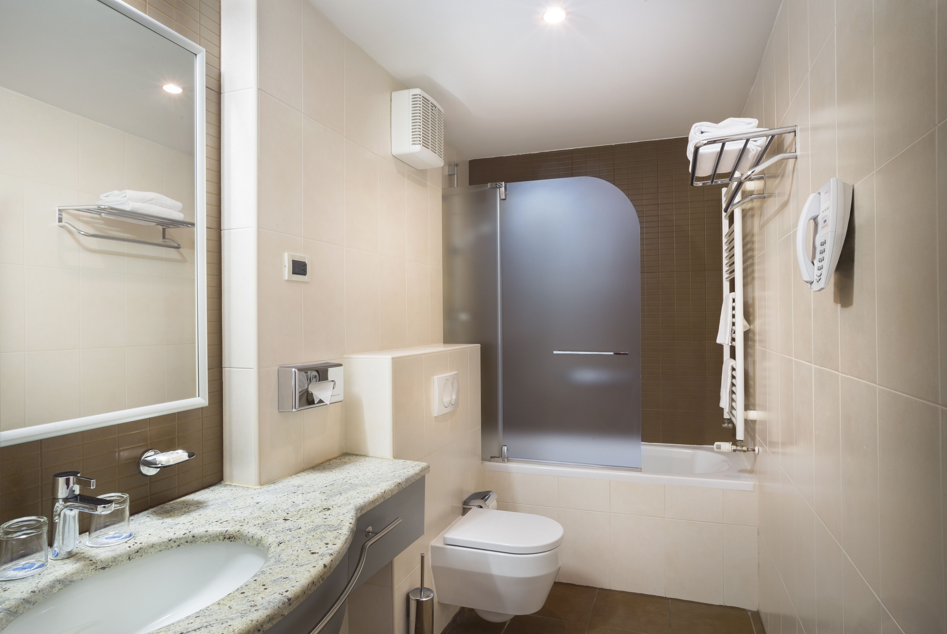 combined shower/bathtub, free toiletries, hair dryer, towels