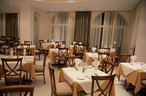 2 restaurants; breakfast, lunch, and dinner served - Sun Palace Hotel (Rhodes)