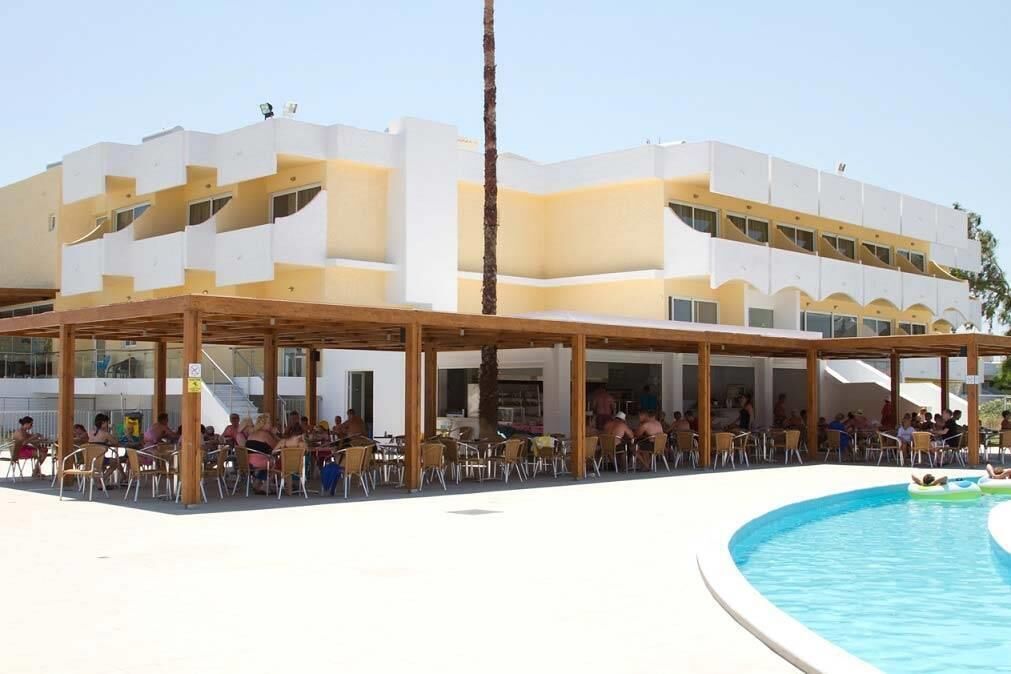 Ein Hotel mit Poolbereich, Außenbereich zum Sitzen und einer überdachten Terrasse.. Sun Palace Hotel
